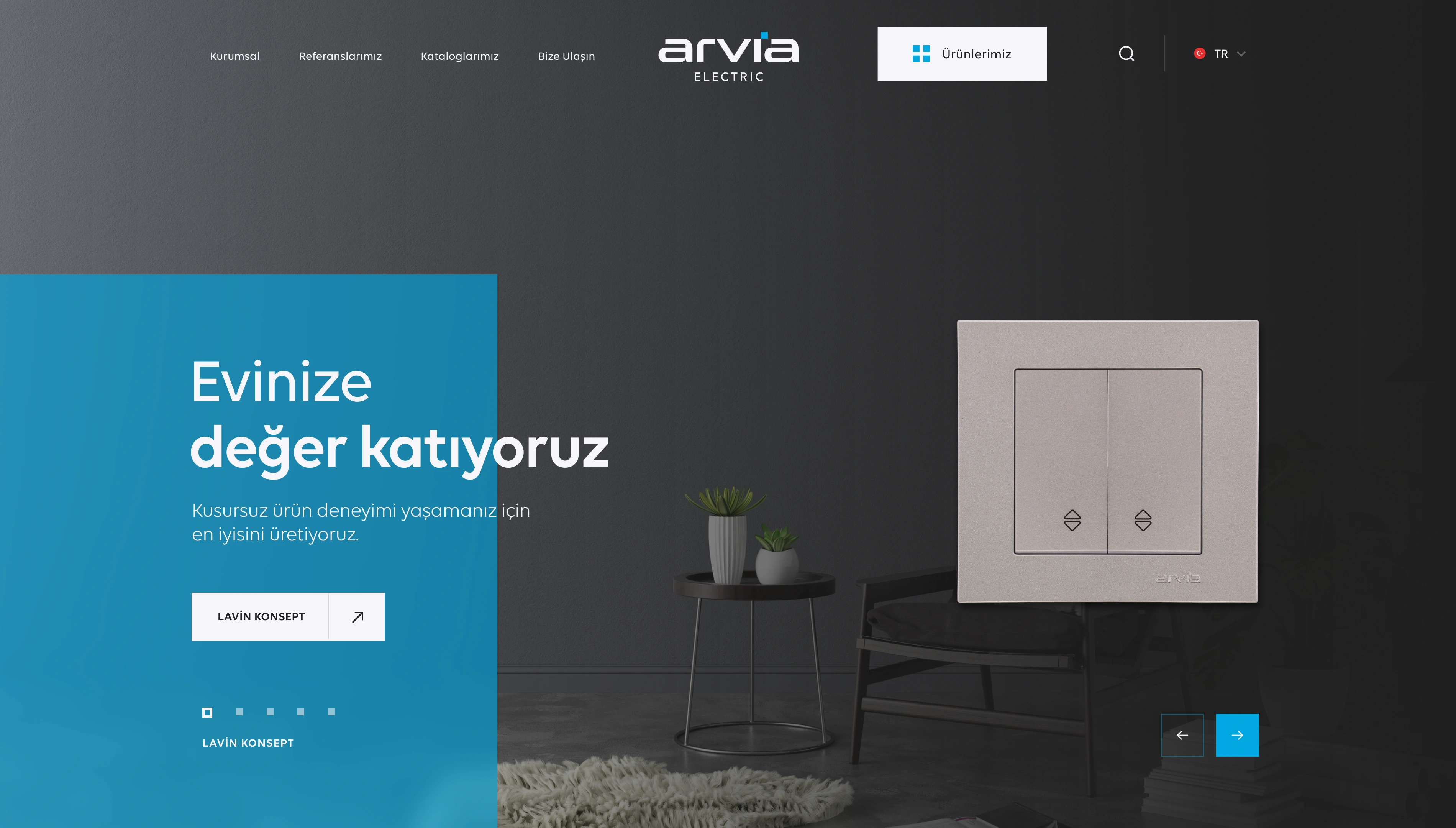 Arvia Electric ana sayfasında antrasit bir yaşam alanı, büyük anahtar görseli ve turkuaz marka anlatısı