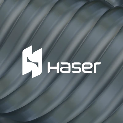 Koyu dokulu yüzey üzerinde beyaz Haser logosu
