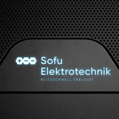 Siyah metal üzerinde mavi ışıklı Sofu Elektrotechnik logosu